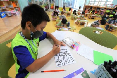 경남 창원시에 위치한 돌봄센터에서 아이들이 방과후 학교 프로그램에 참여하고 있다. /조선DB