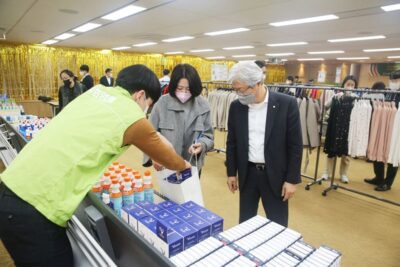 조욱제(맨 오른쪽) 유한양행 대표가 바자회에서 물품을 구매하고 있다. /유한양행
