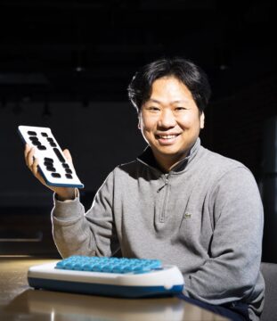 지난 3일 서울 성동구 성동안심상가에서 만난 이경황(43) 오파테크 대표가 ‘탭틸로 키보드’(Taptilo Keyboard)를 들고 있다. 앞에 놓인 건 세계 최초의 스마트 점자 학습기 ‘탭틸로(Taptilo).’ /이경호 C영상미디어 기자