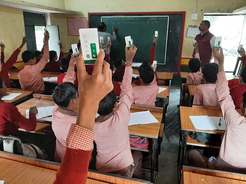 교실에서 '클래스 사띠'를 이용하는 인도 학생들. 클리커에는 O·X와 1~5번 숫자 버튼이 있다. /태그하이브
