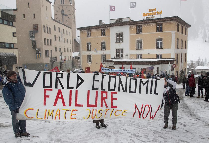 스위스 다보스에서 열리는 제53회 세계경제포럼(WEF·다보스포럼) 연차총회를 앞두고 15일(현지 시각) 기후활동가들이 기후정의를 촉구하는 배너를 내걸고 있다. /로이터 연합뉴스
