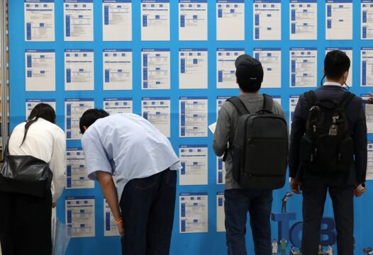 청년들이 취업 박람회에서 채용 게시판을 살펴보고 있다. /조선DB