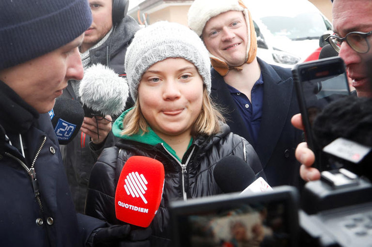 스웨덴의 기후활동가 그레타 툰베리가 19일(현지 시각) 제53회 세계경제포럼(WEF)이 열린 스위스 다보스에서 언론인들의 질문에 대답하고 있다. /로이터 연합뉴스