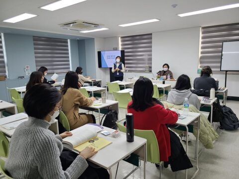 지난달 8일 서울시 경계선지능인 평생교육 지원센터에서 전지혜 인천대 사회복지학과 교수가 아동·청소년 돌봄시설 종사자를 대상으로 교육을 진행하고 있다. /서울시