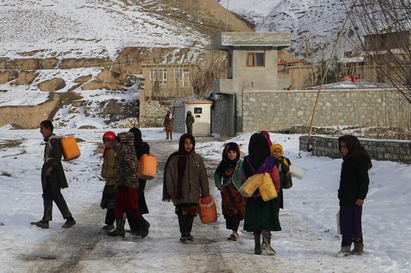 아프가니스탄 북동부 바다흐샨주의 한 지구에서 한파속에 어린이들이 식수를 길으러 가고 있다. /AFP 연합뉴스