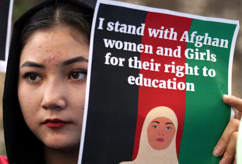 아프가니스탄 여학생이 21일(현지 시각) 탈레반 정부에 소녀들의 교육을 허용할 것을 요구하는 플래카드를 들고 있다. /EPA 연합뉴스