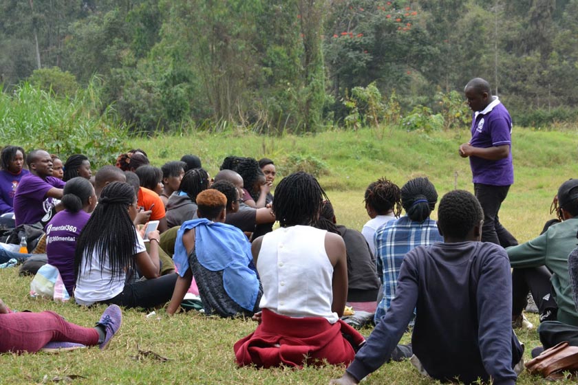 2018년 10월 멘탈360 직원이 케냐에서 청년층을 대상으로 정신건강 회복을 위한 그룹 테라피 세션을 제공하고 있다. /멘탈360