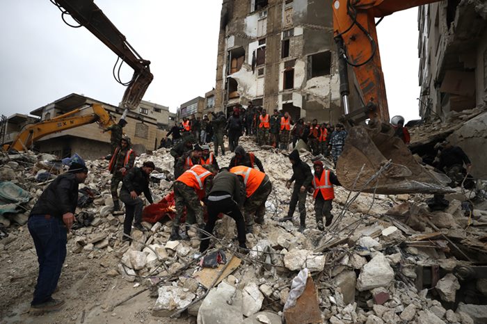 시리아 민방위대와 보안군이 6일(현지 시각) 무너진 건물 잔해 속에서 구조활동을 하고 있다. /AP 연합뉴스