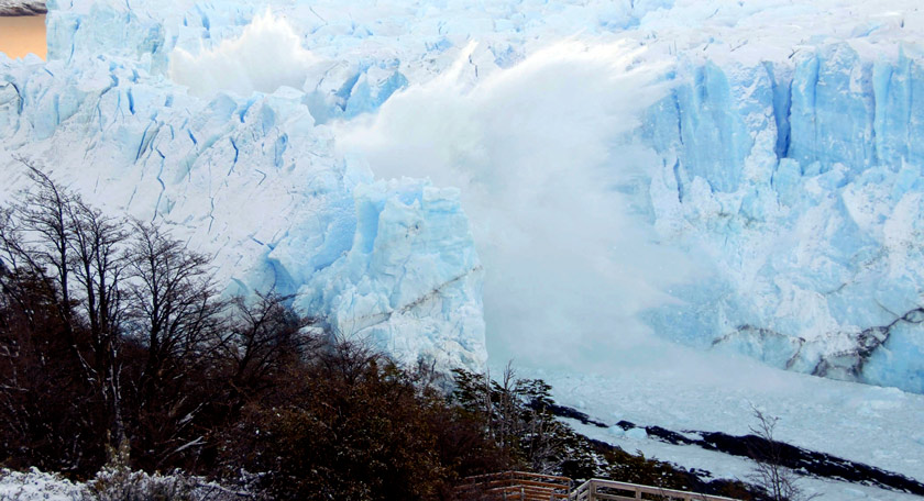 아르헨티나 남부 파타고니아 지방의 산타 크루스주(州)에서 페리토 모레노 빙하의 일부인 얼음 터널이 붕괴하고 있다. 붕괴된 얼음 조각들은 아르헨티노 호수속으로 떨어졌다. /조선DB
