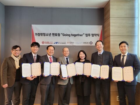20일 이랜드재단은 민간지원단체와 함께 가정밖청소년 지원 사업 '고잉 투게더(Going Together)' 업무 협약을 체결했다. (왼쪽부터)정영일 이랜드재단 대표, 유제중 화평교회 담임목사, 윤용범 청소년행복재단 총장, 장광규 이랜드재단 이사장, 임귀복 위키코리아 대표, 최상규 선한울타리 대표, 손혜광 사단법인 만사소년 실장. /이랜드재단