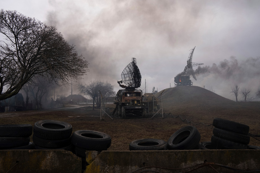 러시아군의 폭격으로 시커먼 연기가 피어오르고 있다. /AP 연합뉴스