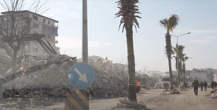 박한영 한국월드비전 국제구호·취약지역사업팀 대리가 차로 이동 중에 찍은 튀르키예 지진 피해 사진. 강진으로 무너진 건물의 잔해가 길 옆에 깔려 있다. /본인 제공
