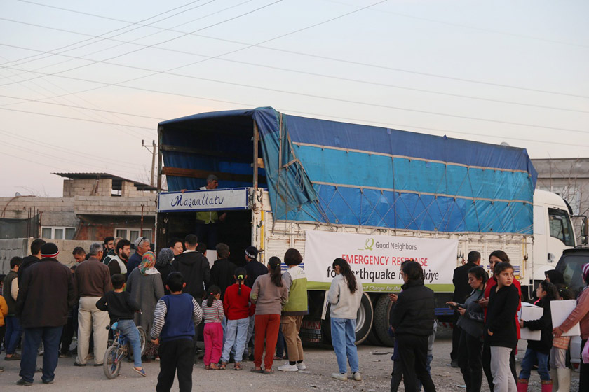 튀르키예 이재민들이 굿네이버스 구호물품을 받기 위해 트럭으로 몰려들고 있다. /굿네이버스