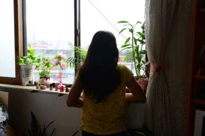 필리핀에서 한국으로 온 결혼이주여성이 창밖을 바라보고 있다. 사진은 기사와 무관함. /조선DB