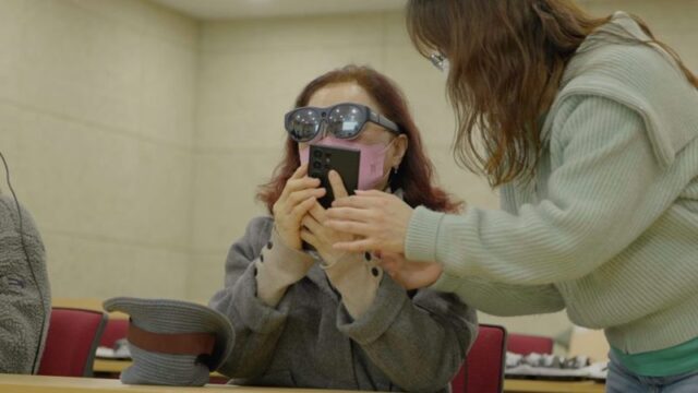 경기도시각장애인복지관에서 시각장애인(왼쪽)이 삼성전자의 저시력 시각장애인을 위한 보조 기기 '릴루미노'를 체험하고 있다. /삼성전자