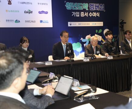 17일 경기 성남 카카오 판교 아지트에서 열린 '청년도약 멤버십' 가입 증서 수여식에서 한덕수 국무총리가 인사말을 하고있다. /한국경영자총협회