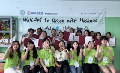 지난해 청년중기봉사단 환경 분야에 참여한 '웰컴투 그린팀'이 캄보디아 호산나학교에서 환경선서식을 진행하고 있다. /코이카