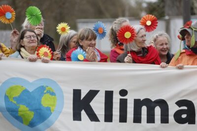 '기후보호를 위한 여성 시니어클럽' 회원들이 29일(현지 시각) 프랑스 스트라스부르의 유럽인권재판소(ECHR)에서 시위를 하고 있다. /AP연합뉴스