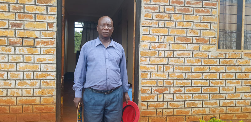 20년 넘게 냐루구수 난민촌에서 생활하고 있는 아신주와 알론다(69)씨. 그는 2001년 마이마이 반군의 습격을 받아 이곳으로 도망쳤다. /탄자니아=김소희 해외통신원