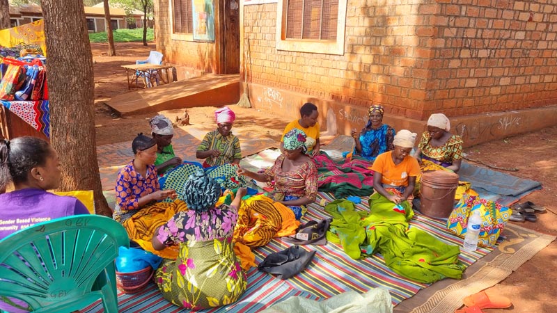 탄자니아 냐루구수 난민촌에서 지난 2월 16일(현지 시각) 봉제 기술 교육을 받은 난민들이 시장에 판매할 이불을 만들고 있다. /탄자니아=김소희 해외통신원