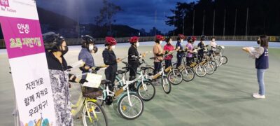 경남 거제시 주민들은 '안녕캠페인'의 일환인 ‘안녕! 초록 자전거길' 프로젝트에 참여해 주도적으로 자전거 문화를 확산했다. 사진은 자전거 강습을 받는 주민들. /거제시자원봉사센터
