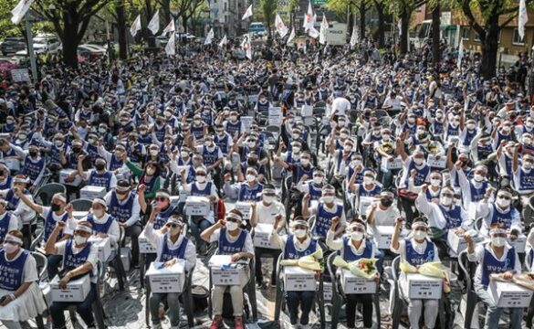 지난해 4월 발달장애인과 가족 550여 명이 24시간 지원 체계 구축을 촉구하는 시위에 참여해 구호를 외치고 있다. /조선DB