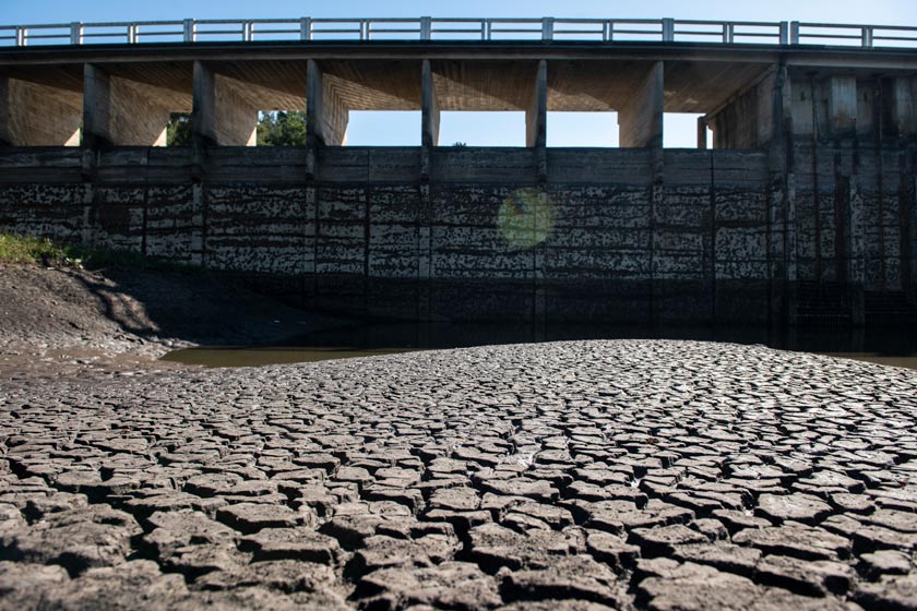 우루과이의 수도 몬테비데오에 물을 공급하는 카넬론 그란데 저수지가 극심한 가뭄으로 바닥을 드러냈다. /AP 연합뉴스
