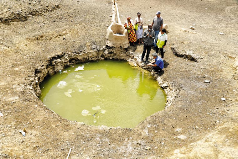 가뭄이 4년째 이어지고 있는 케냐 북부 마사빗(Marsabit)의 한 마을에 유일한 식수원마저 오염됐다. /굿네이버스