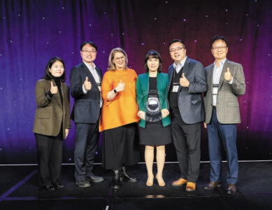포스코는 지난달 30일 아시아 기업 최초로 보스턴칼리지 기업시민연구소(BCCCC) 혁신상을 받았다. 최영(왼쪽에서 넷째) 포스코 기업시민실장이 수상 후 트로피를 들고 있다. /포스코