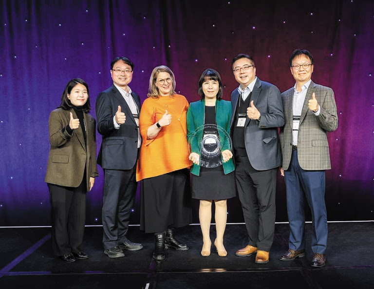 포스코는 지난달 30일 아시아 기업 최초로 보스턴칼리지 기업시민연구소(BCCCC) 혁신상을 받았다. 최영(왼쪽에서 넷째) 포스코 기업시민실장이 수상 후 트로피를 들고 있다. /포스코