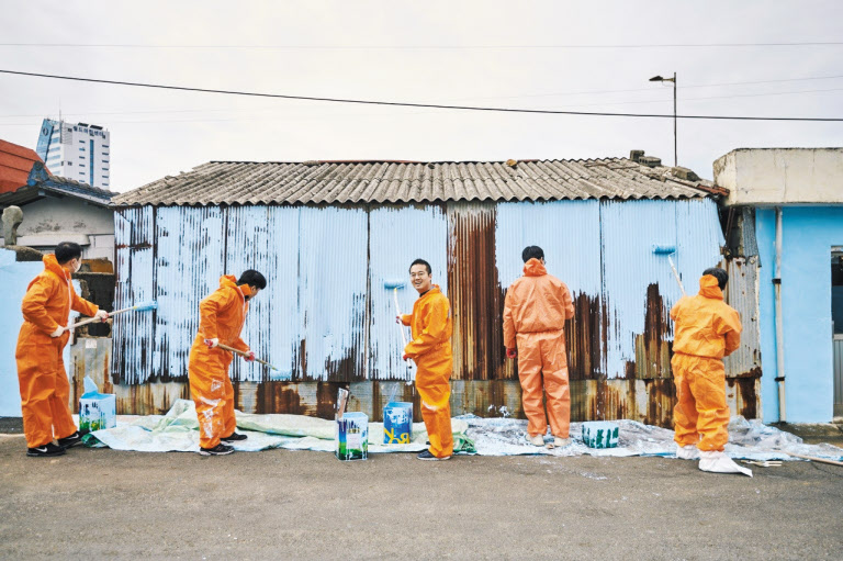 포스코 임직원 봉사단이 전남 광양 하포마을에서 낡은 외벽에 페인트를 칠하는 봉사 활동을 하고 있다. /포스코
