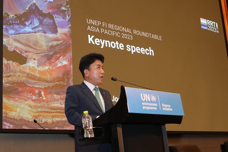24일 UNEP FI 아시아 태평양 지역 원탁회의에 참석한 함영주 하나금융그룹 회장이 기조연설을 하고 있다. /하나금융그룹