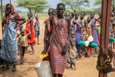 세계식량기구(WFP) 식량 배급을 받기 위해 줄 서있는 남수단 주민들. /세계식량기구