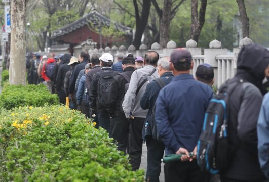 서울 중구에 위치한 탑골공원에서 무료 급식을 받기 위해 줄을 선 노인 모습. /조선DB