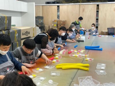 지난달 8일 서울 중랑구에 있는 사회적기업 '더사랑' 직원들이 컬러 점토를 소분하는 작업을 하고 있다. /강다현 청년기자