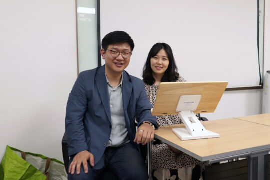 시각장애인을 위한 낭독 봉사단체 '책 읽는 사람들'의 장영재(왼쪽) 대표와 보조강사를 맡고 있는 문하연 회원. /김지효 청년기자