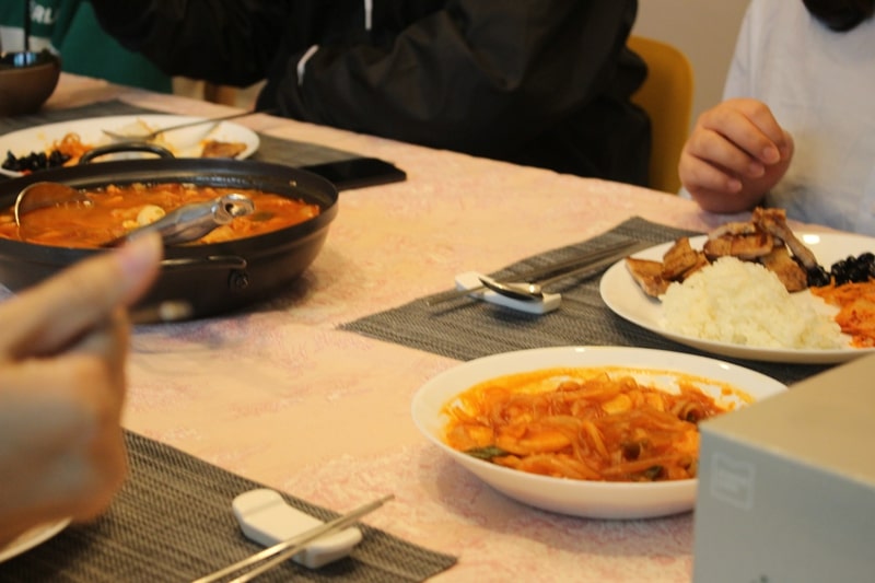 자립준비청년들은 한 식탁에 함께 모여 저녁식사를 한다. 식기는 은색 식판이 아닌 가정집에서 주로 쓰는 접시를 사용한다. /이원진 청년기자(청세담14기)