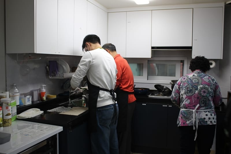 밥집알로 부엌에서 봉사자들이 저녁을 준비하고 있다. /이원진 청년기자(청세담14기)