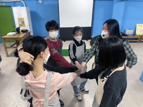 1교시 ‘아침 열기’ 시간 모습. 학생들은 신체활동과 함께 서로 인사하고 칭찬하며 하루를 시작한다. /백민정 청년기자