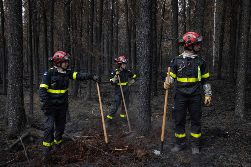 프랑스 정부에서 파견한 소방관들이 캐나다 산불 진화작업에 나섰다. /AFP 연합뉴스