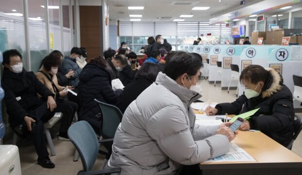 읍면동 주민센터를 방문하지 않아도 사회서비스를 받아볼 수 있는 복지로에 신규 5종 서비스가 추가된다. 사진은 기사와 무관. /조선DB