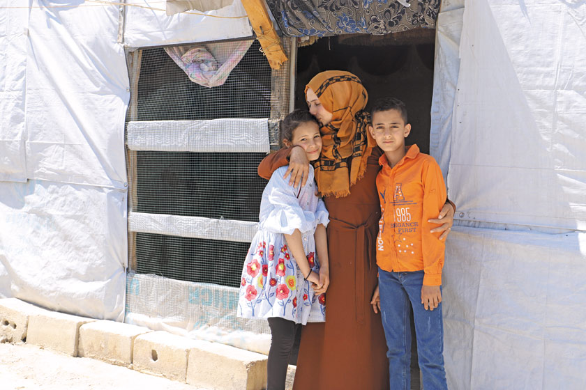 지난달 31일(현지 시각) 레바논 베카 지역의 시리아 난민 텐트촌에서 인터뷰한 마즌(13) 가족. 엄마가 감자 농장에서 일해 받는 일당은 50센트다. 마즌과 동생 에흐다는 통학 교통비가 없어서 학교에 가지 못하고 있다. 엄마는 인터뷰 내내 울었다. /베카=레바논월드비전