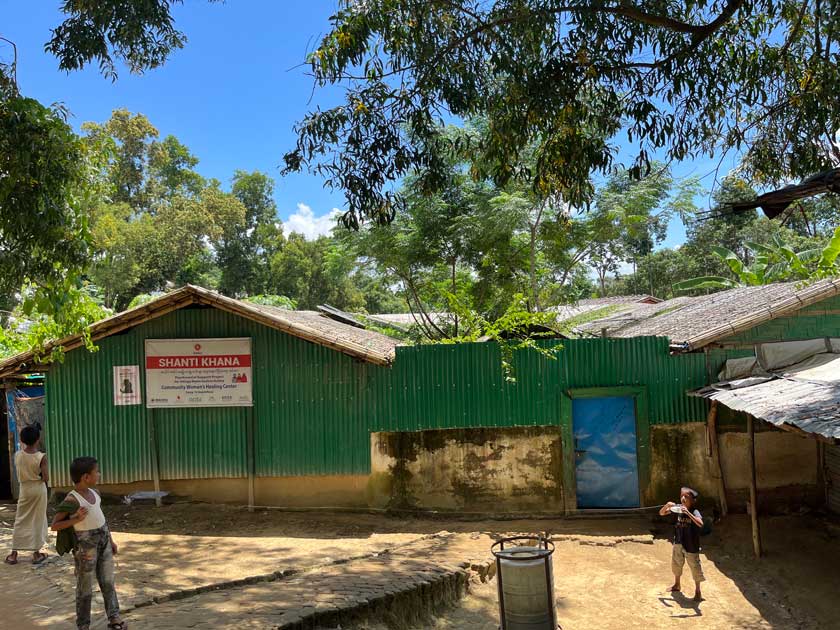 방글라데시 콕스바자르 로힝야 난민캠프에 있는 사단법인 아디의 여성지원센터 ‘첸티카나’. 첸티카나에서는 심리지원프로그램과 생계지원프로그램을 운영하고, 문해·수리 교육을 제공한다. /사단법인 아디