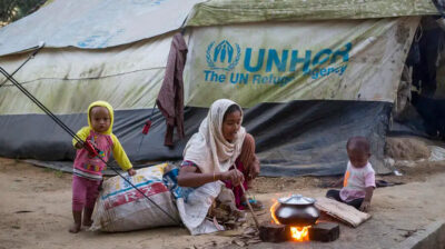 방글라데시 콕스바자르 쿠투팔롱(Kutupalong) 캠프에 사는 로힝야족 난민들이 텐트 밖에서 요리를 하고 있다. /UNHCR