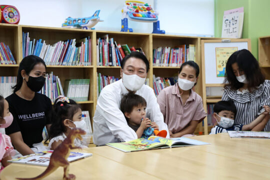 윤석열 대통령이 지난해 8월30일 서울 구로구 가족센터를 방문해 '공동육아나눔터'에 참여한 가족들과 대화하고 있다. /뉴스1
