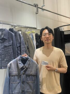 지난 20일 서울 서대문구 매장에서 만난 노힘찬 민트컬렉션 대표가 MINT-ID 카드와 판매 의류를 보여주고 있다./강다현 청년기자