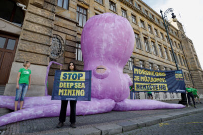지난달 1일(현지 시각) 국제환경단체 그린피스 활동가들이 체코 프라하에서 심해 채굴 중단을 요구하는 시위를 벌이고 있다. /로이터 연합뉴스