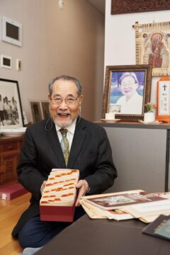 한상기 박사는 아프리카 각국에서 온 700여명의 농업인들을 훈련시켰다. 한 박사가 들고 있는 건 700여명의 이름과 소속 등 정보가 담긴 카드집. /김정호 C영상미디어 객원기자