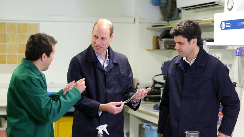 지난 5월 영국의 윌리엄(가운데) 왕세손이 낫플라 공동대표 피에르 파슬리에(왼쪽)와 로드리고 곤잘레스에게 해조류를 활용한 재활용 용기에 대한 설명을 듣고 있다. /어스샷