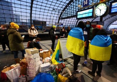 러시아가 우크라이나를 침공한 지난해 2월, 독일 기차역에서 자원봉사자들이 우크라이나 난민들을 기다리고 있다. /로이터 연합뉴스